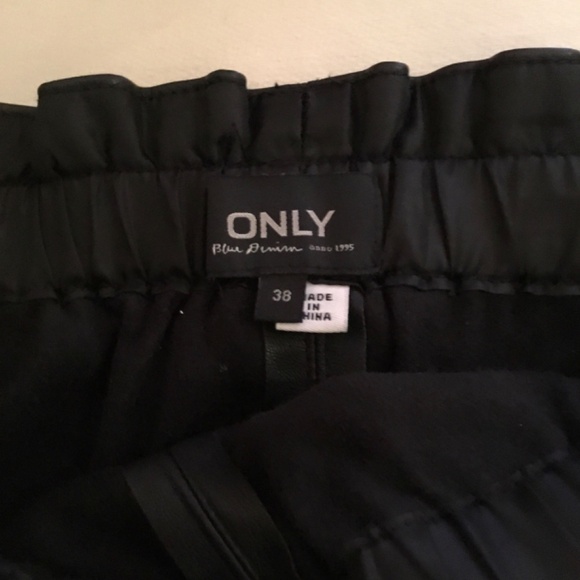 Faux leather skirt and white sheer top - Picture 3 of 4